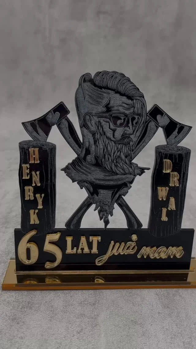 Bo prawdziwy drwal też świętuje!
Topper z pleksi w czarno-złotym wydaniu – z brodaczem, siekierami i napisem „65 lat już mam”.
Idealny prezent dla mężczyzny z charakterem i poczuciem humoru! 🪓 
#drwal #topper #toppercake #indywidualnezamówienie #toppernatort #birthdaycake #urodziny #topperynatort